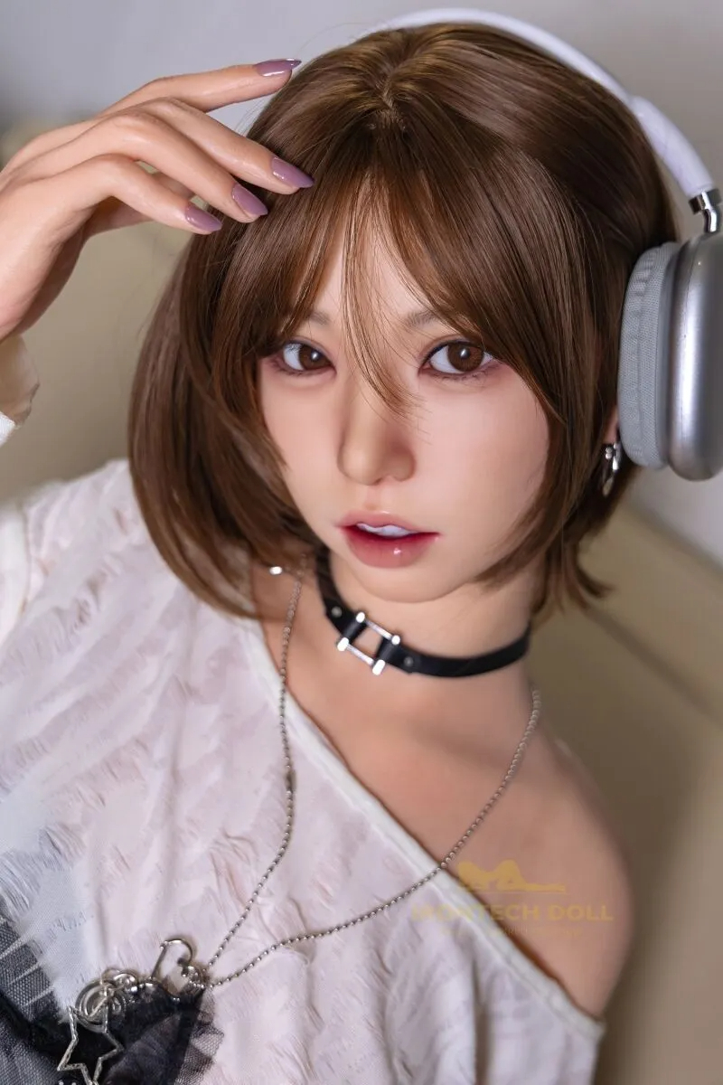Lebensechte japanische Love doll Himari mit Kopfhörern und natürlichem Gesichtsausdruck