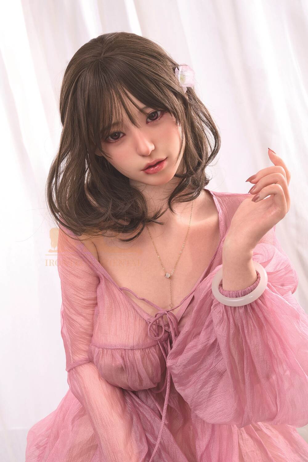 Jolie, lebensechte Silikon Sexpuppe in rosa Kleid mit sanftem Blick – realistische Designpuppe für Sammler und Ästheten