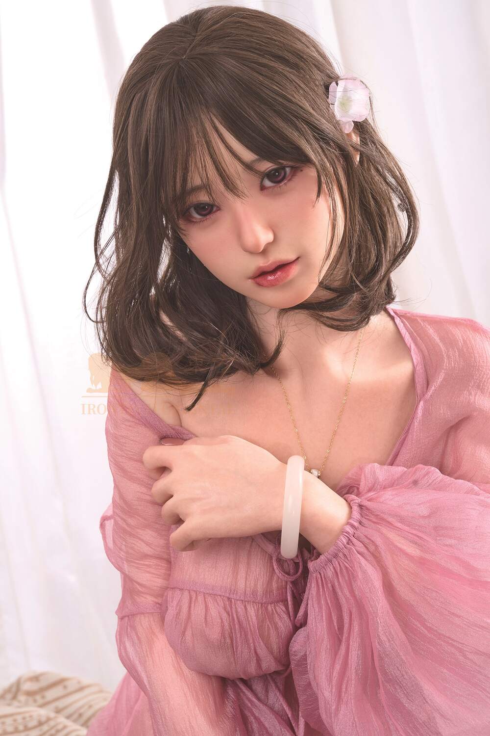 Real doll Jolie mit kurzem braunem Haar und rosa Schleier – hochwertige Silikonfigur im Fotostudio