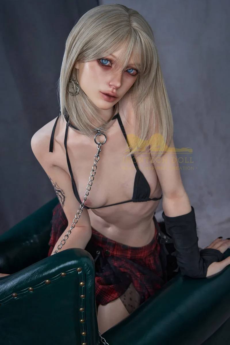 Kleine brüste Schöne Realdoll