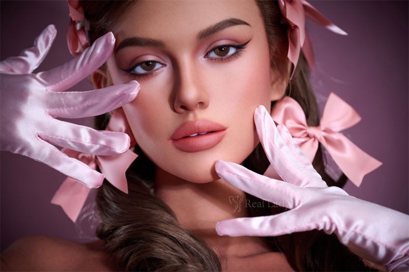echte Love doll Maeve mit flexiblen Gelenken und natürlicher Haltung