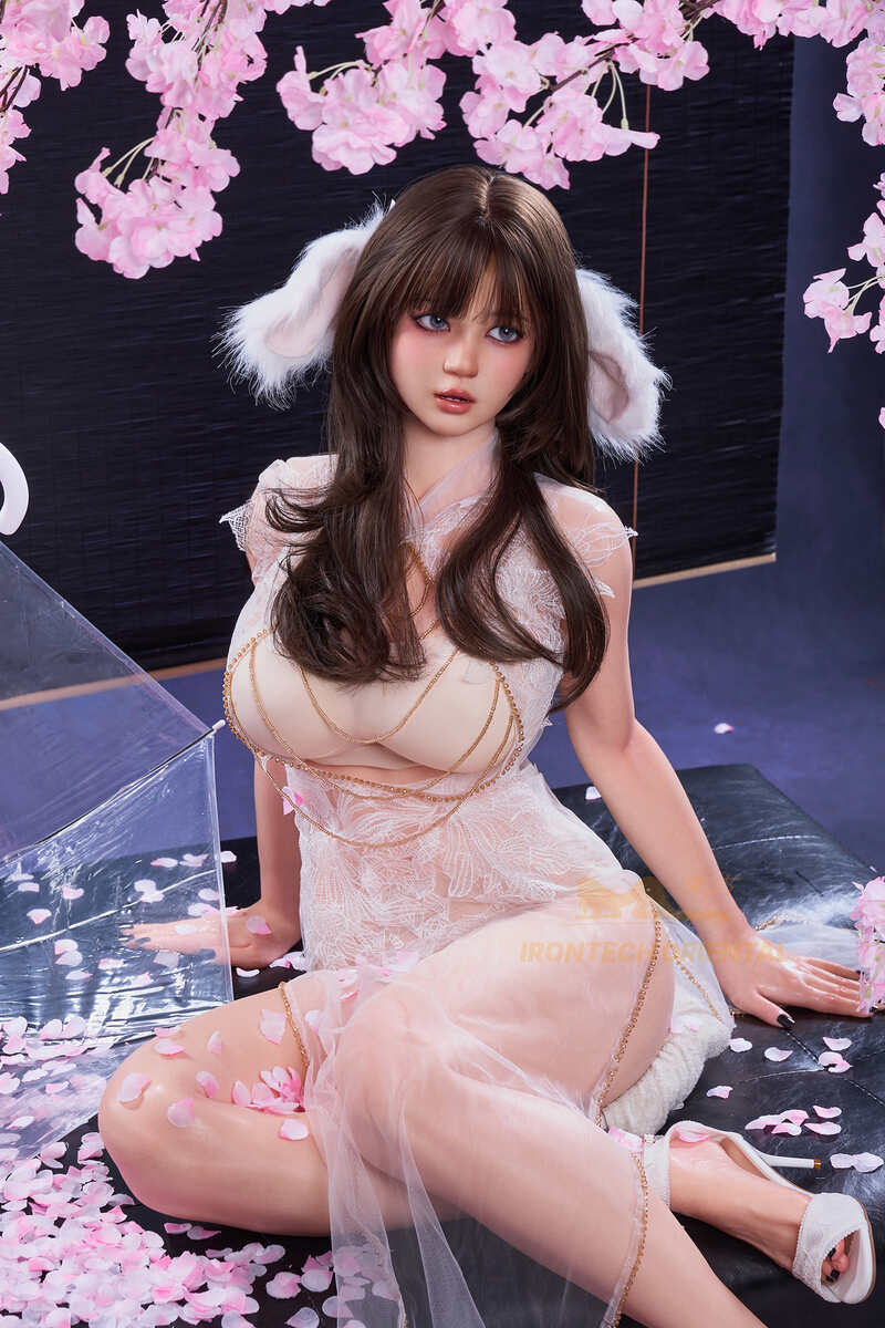 Melissa silikon Sex Doll mit langen braunen Haaren im rosa Kleid unter Kirschblüten
