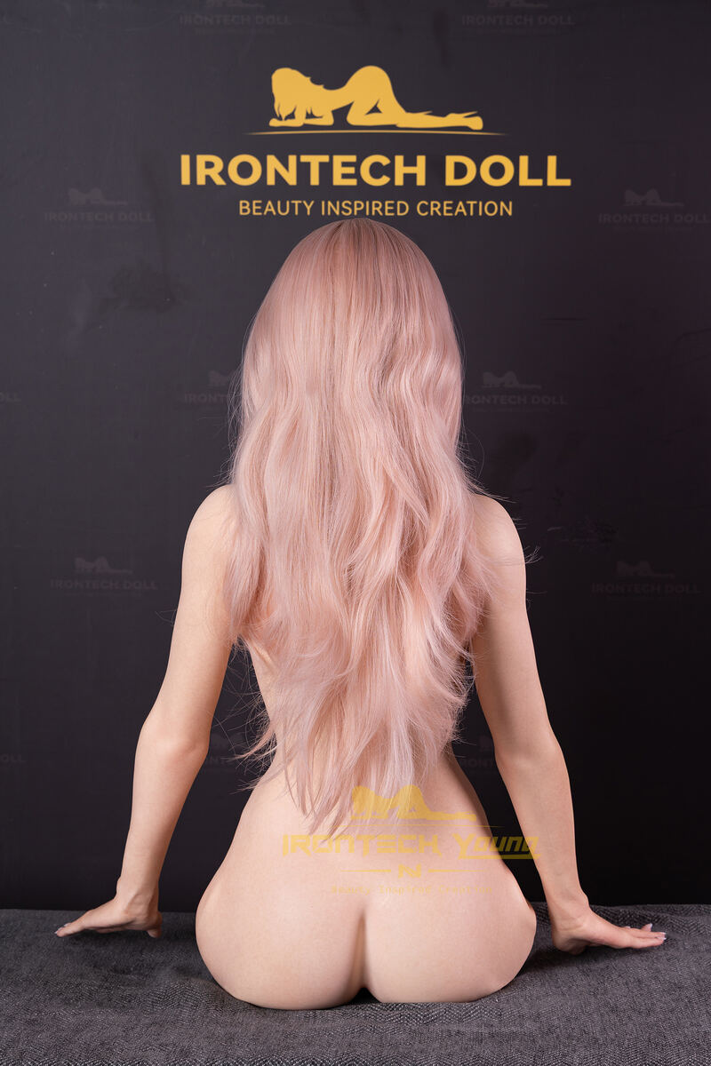 Sex puppe Mio von hinten mit langen rosafarbenen Haaren