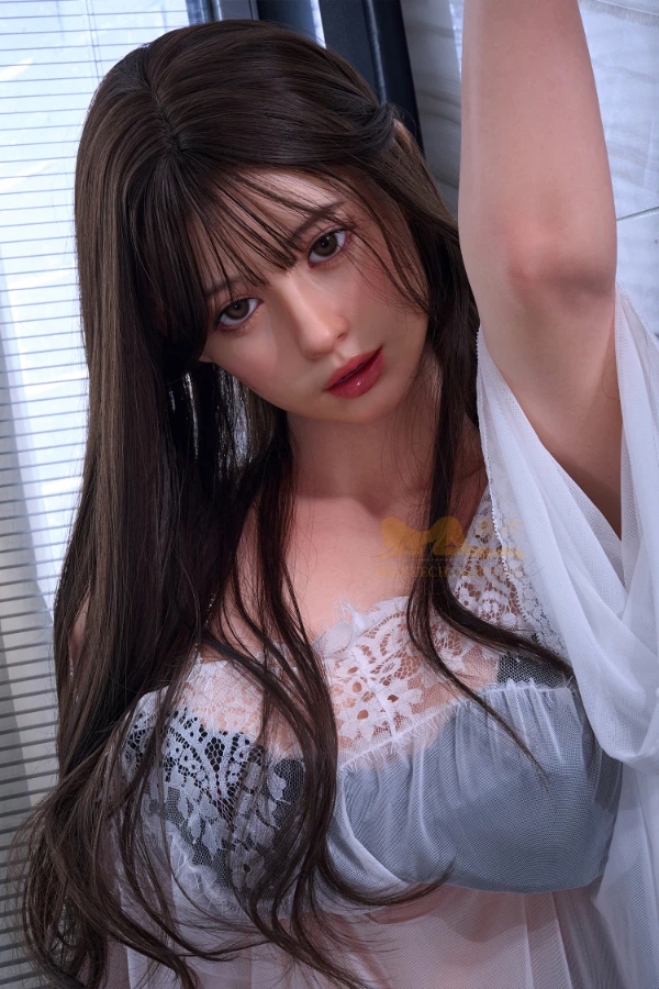 Sexpuppe Misaki lächelt dezent, weißes Top und feminine Ausstrahlung im Bad