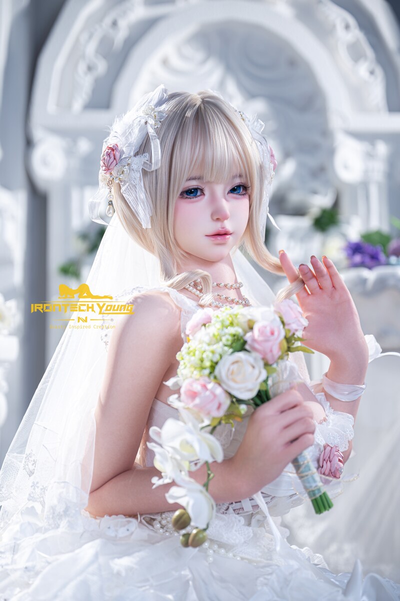Real Sex Doll Momo in weißem Brautkleid mit Blumenstrauß und romantischem Schleier
