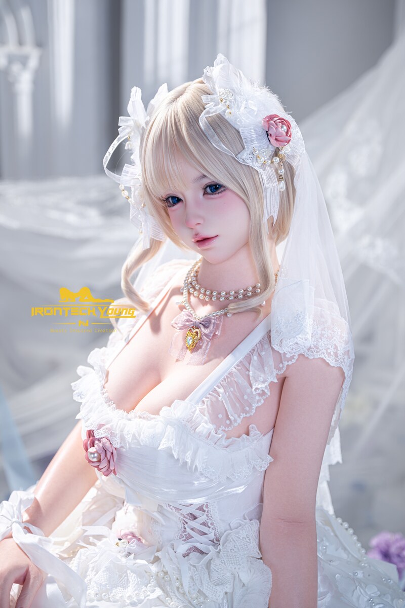 Zierliche Teen real doll Momo mit blonden Locken, Spitzenlingerie und zarter Perlenkette