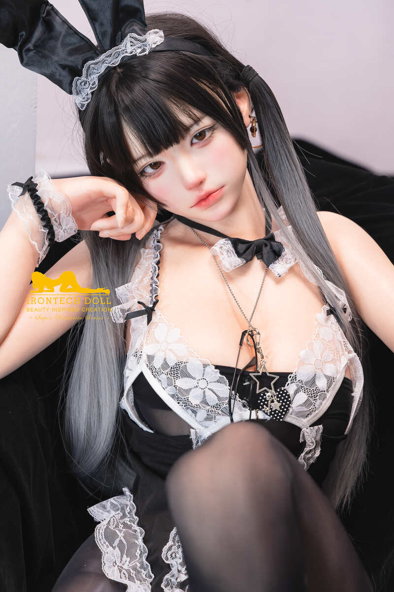 teen reale Liebespuppe mit Bralette aus schwarzer Spitze und transparenten Strümpfen