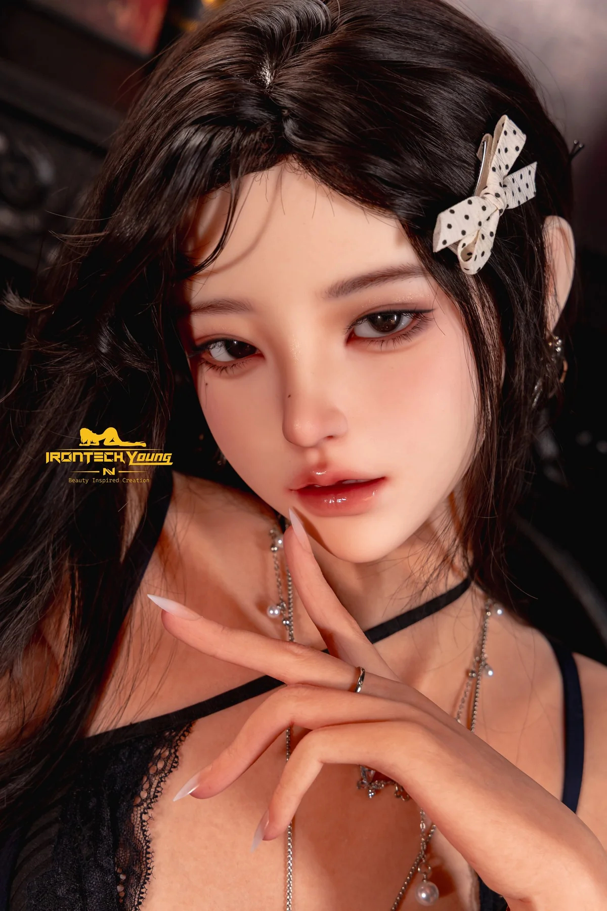 perfekte Sex Doll Ria mit langen schwarzen Haaren und auffälligem Augen-Make-up