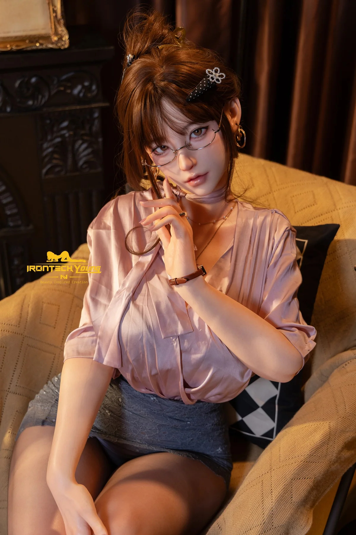165 cm Irontech premium Silikon Sexpuppe Sia mit roséfarbener Bluse und Brille