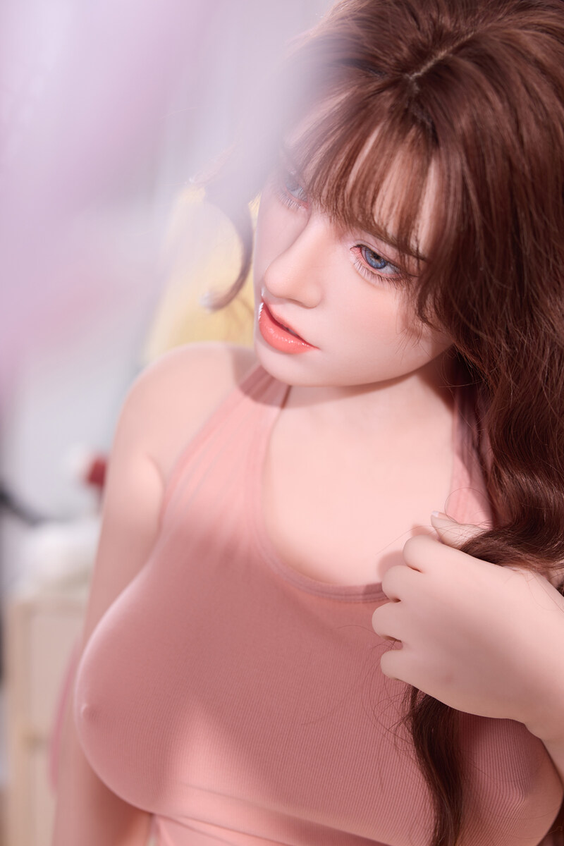 Nahaufnahme einer realistischen Sex Doll – weich gezeichnete Gesichtszüge, gefertigt von JX Doll