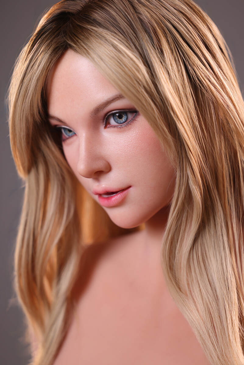 Detailaufnahme des realistischen Fiora Lovedoll Gesichts mit natürlicher Hautstruktur und blauen Augen