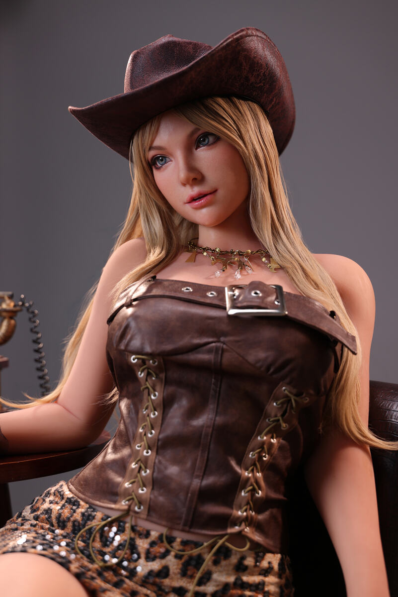 Hybride sex doll Fiora in 164cm D Cup