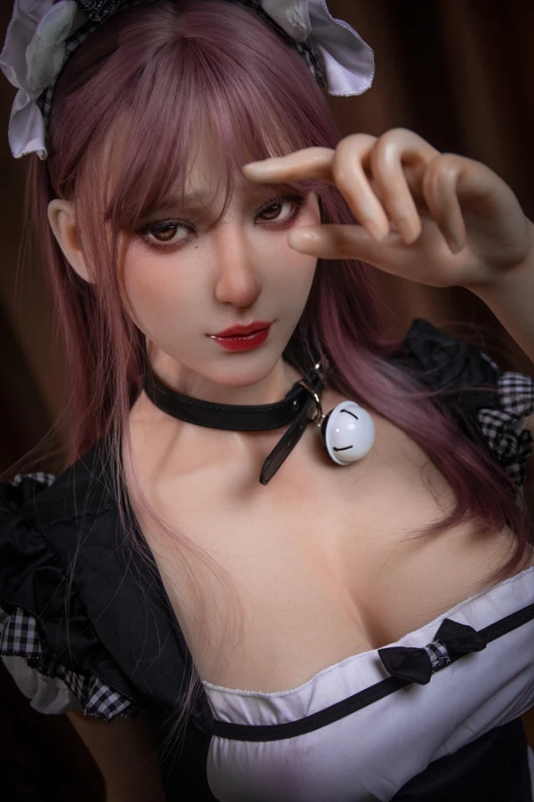 real doll Lvy mit langen violetten Haaren und schwarzem Maid-Kostüm