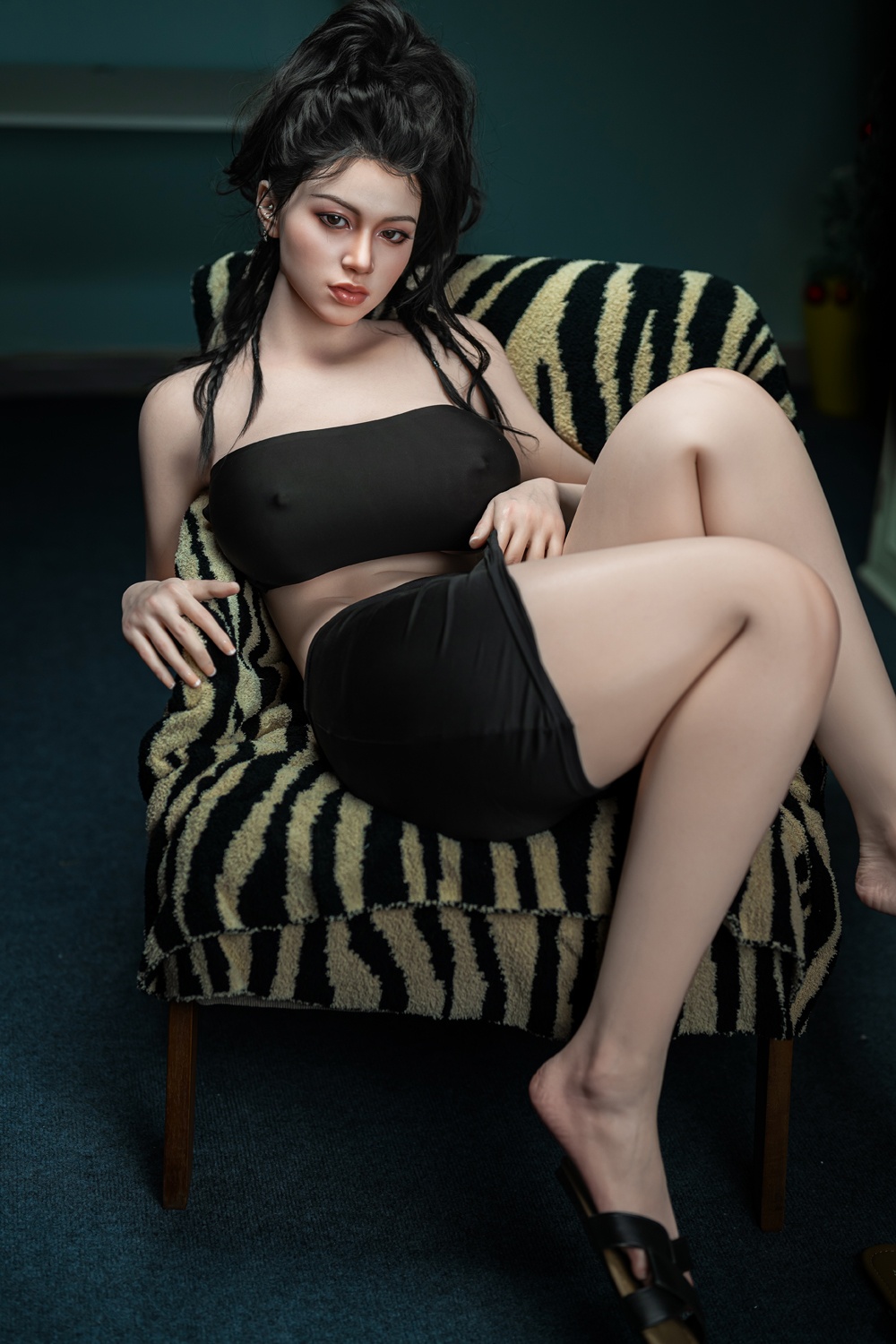Real doll Nieve mit hochgesteckten dunklen Haaren