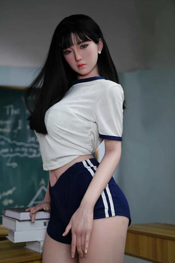 Lebensechte Sexpuppe Sora in Schuluniform mit schwarzen Haaren und sportlicher Pose im Klassenzimmer