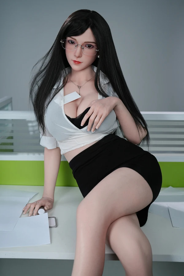 Asiatische Liebespuppen mit schwarzen Haaren und tiefem Dekolleté in sexy Schuloutfit – verführerischer Blick