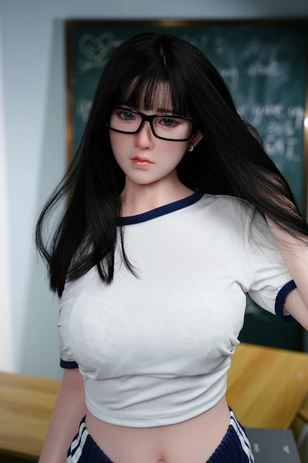 Real Sex doll mit Brille und weißem Shirt, sitzt sexy im Klassenzimmer