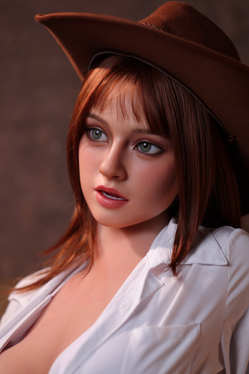 Real doll Vanessa mit sinnlichem Blick und natürlichem Make-up