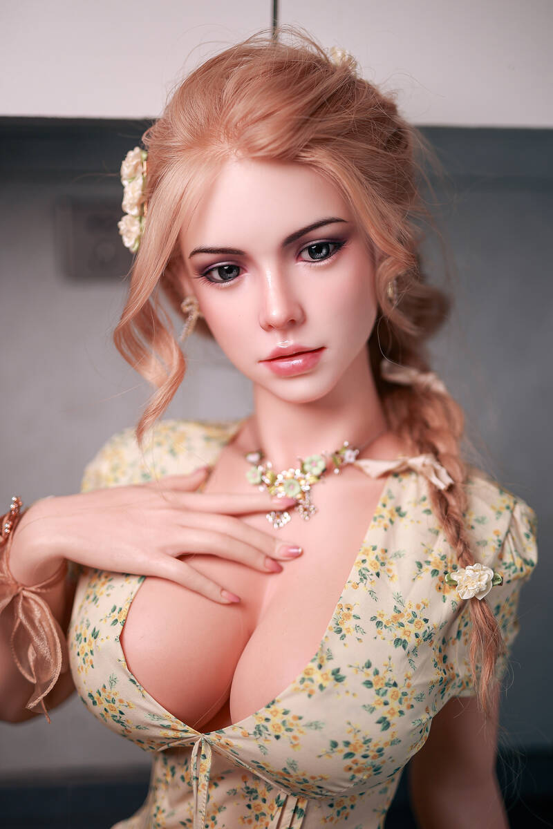 Realistische blonde Sexpuppe – sanfter Blick und feminines Kleid