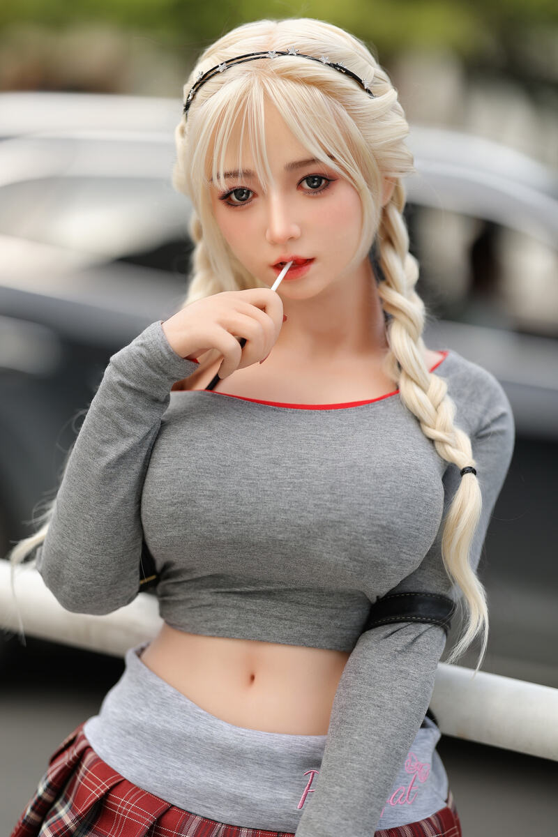 Love Doll mit Großen Brüsten, liegend, detailreiche Darstellung