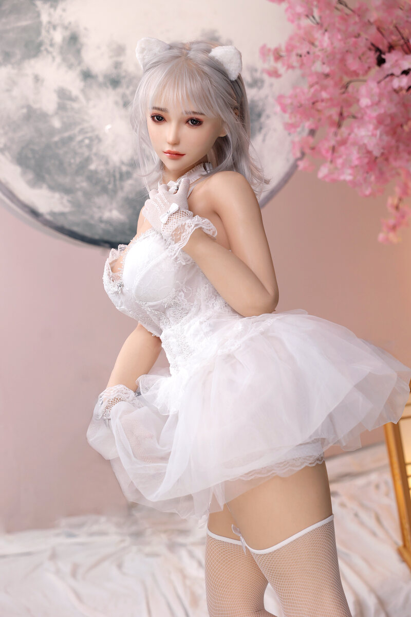 Premium Sexpuppe Chushi, anmutig in weißem Outfit
