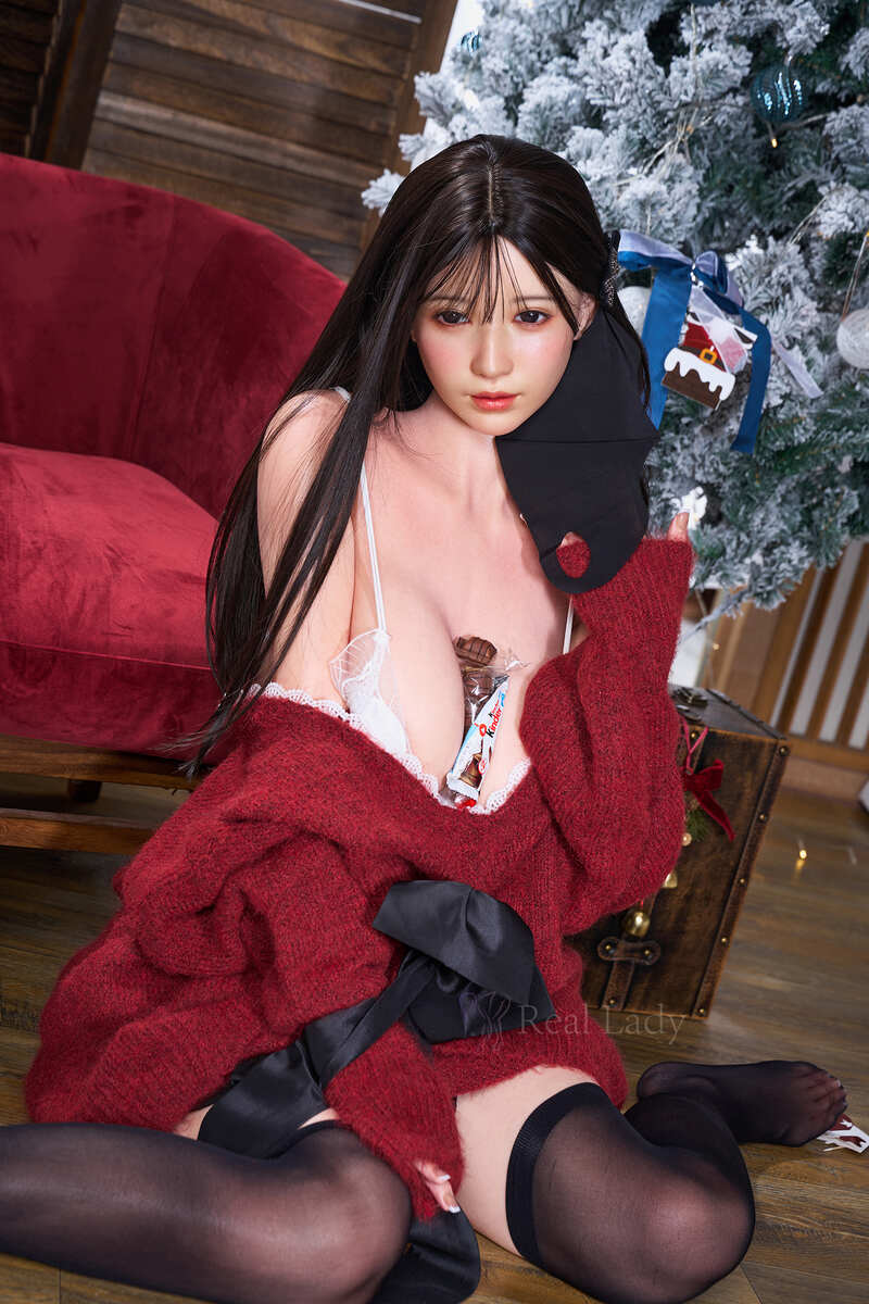 sinnliche Sex puppe Emilia mit eleganter Sitzhaltung