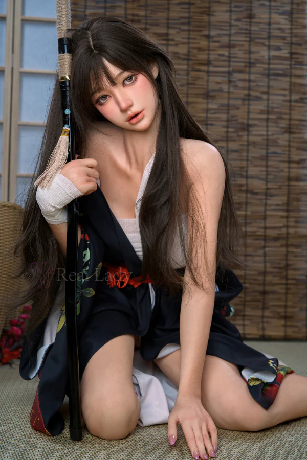 Evie japanische Sexpuppe mit langen schwarzen Haaren im Kimono sitzend