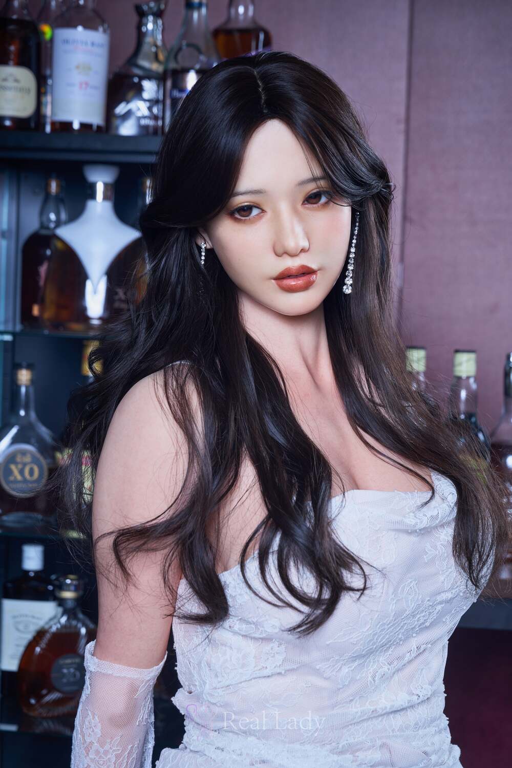 Real Sex doll Jina mit langen schwarzen Wellen und feinen Gesichtszügen