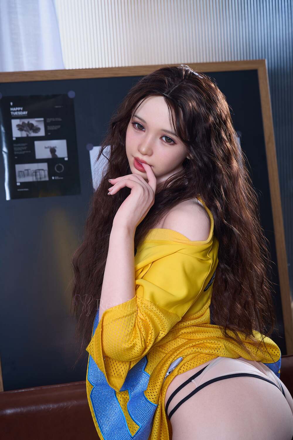 RealDoll sex Shuran im gelben Oversize-Pullover
