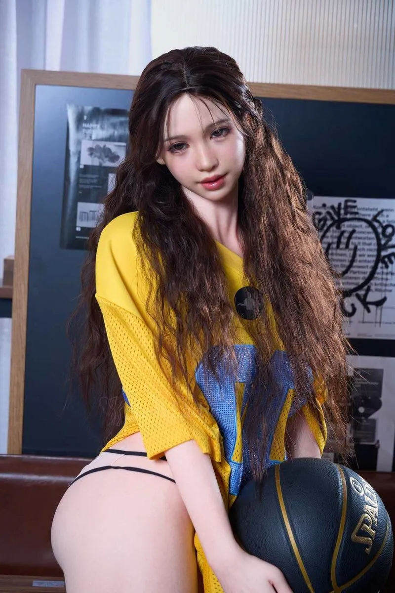 Sexdoll Shuran mit Basketball, langen braunen Haaren