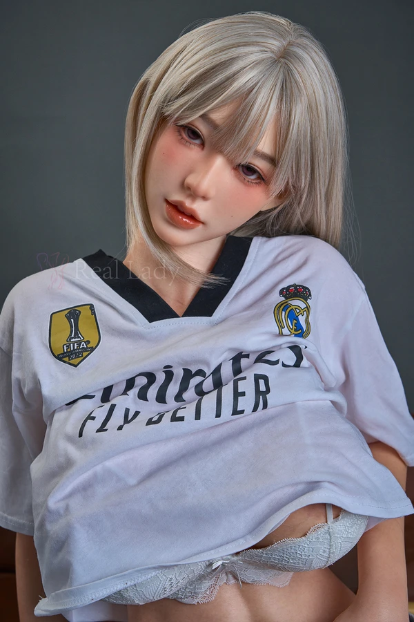 RealLady Silky Yuna – koreanische Fußballschönheit im weißen Shirt auf dem Sofa