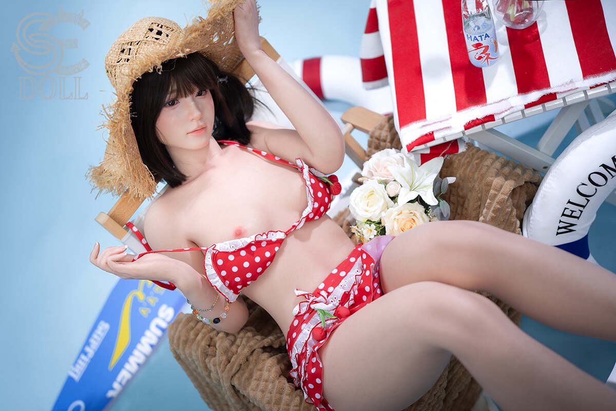 Realdoll Airi.A im Bikini mit Strohhut und maritimen Accessoires