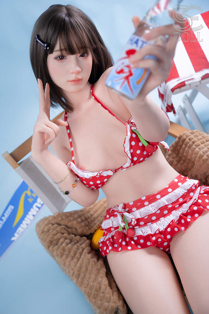 Sexpuppe Airi.A im Bikini mit sommerlichem Getränk
