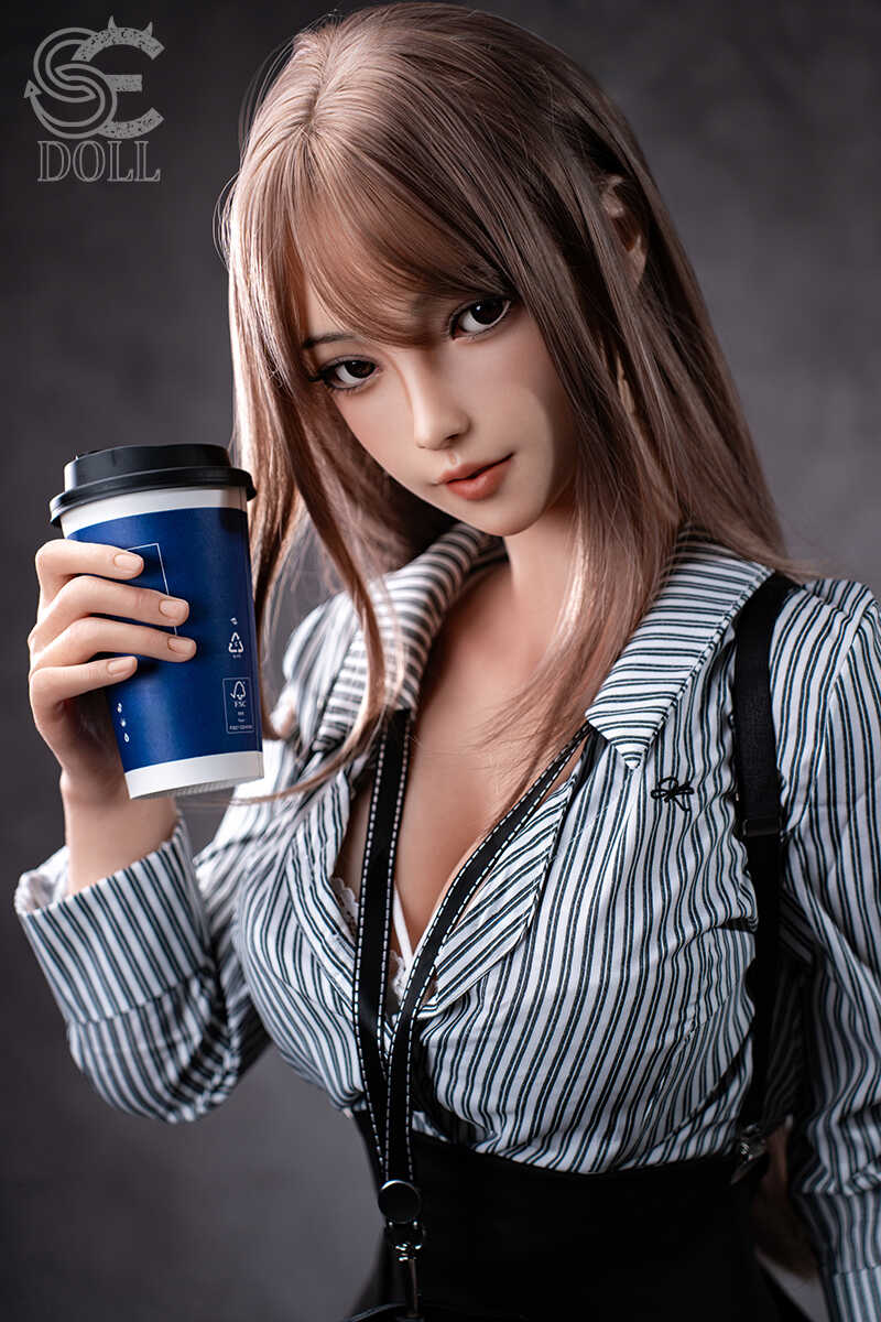 Wunderschöne real Sexpuppe im Business Outfit mit Kaffee