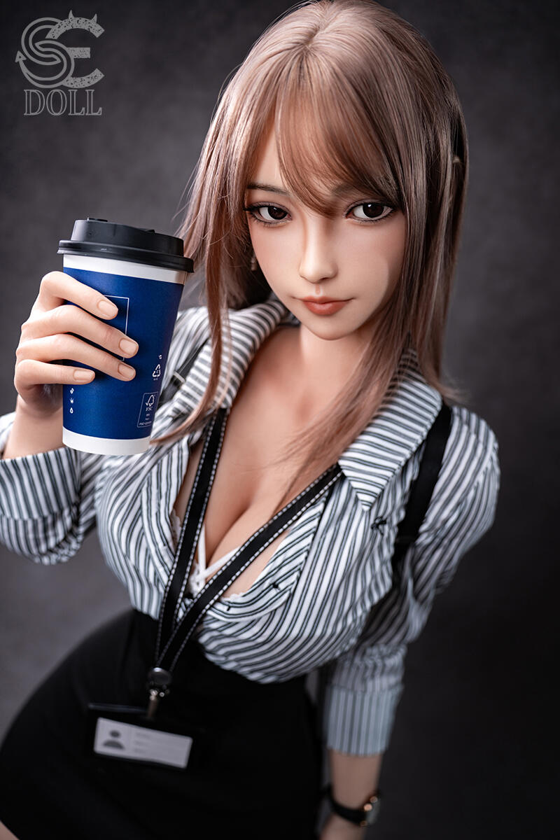 Love Doll im Bürolook mit natürlichem Gesichtsausdruck