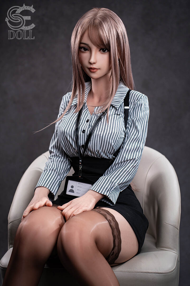 hochwertige sex doll sitzend mit natürlicher Pose