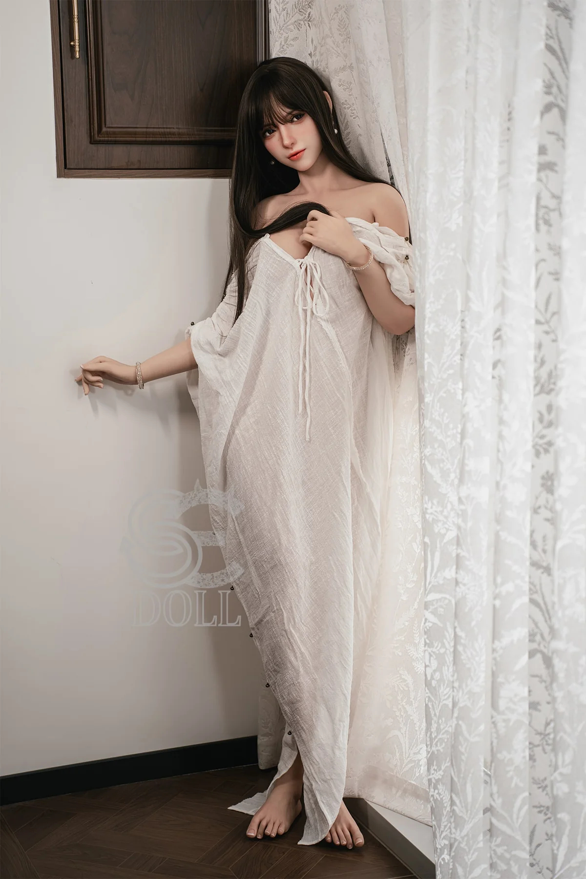 RealDoll in transparentem Kleid mit romantischem Schlafzimmer Ambiente