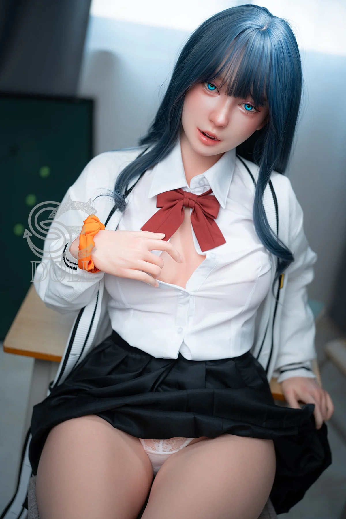 RealDoll Oaklyn mit roter Schleife und dunklem Haar