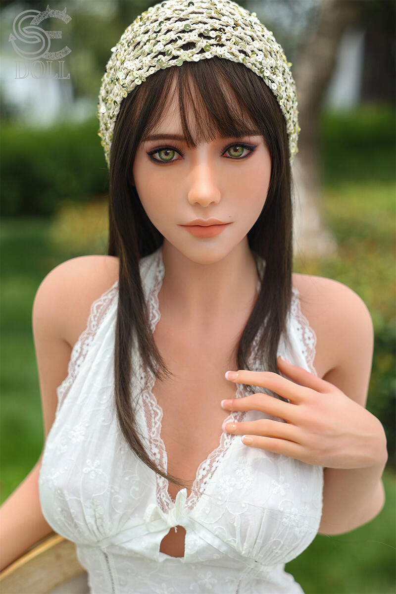 SE Doll Queena.F mit zartem Blick und elegantem weißen Sommerkleid