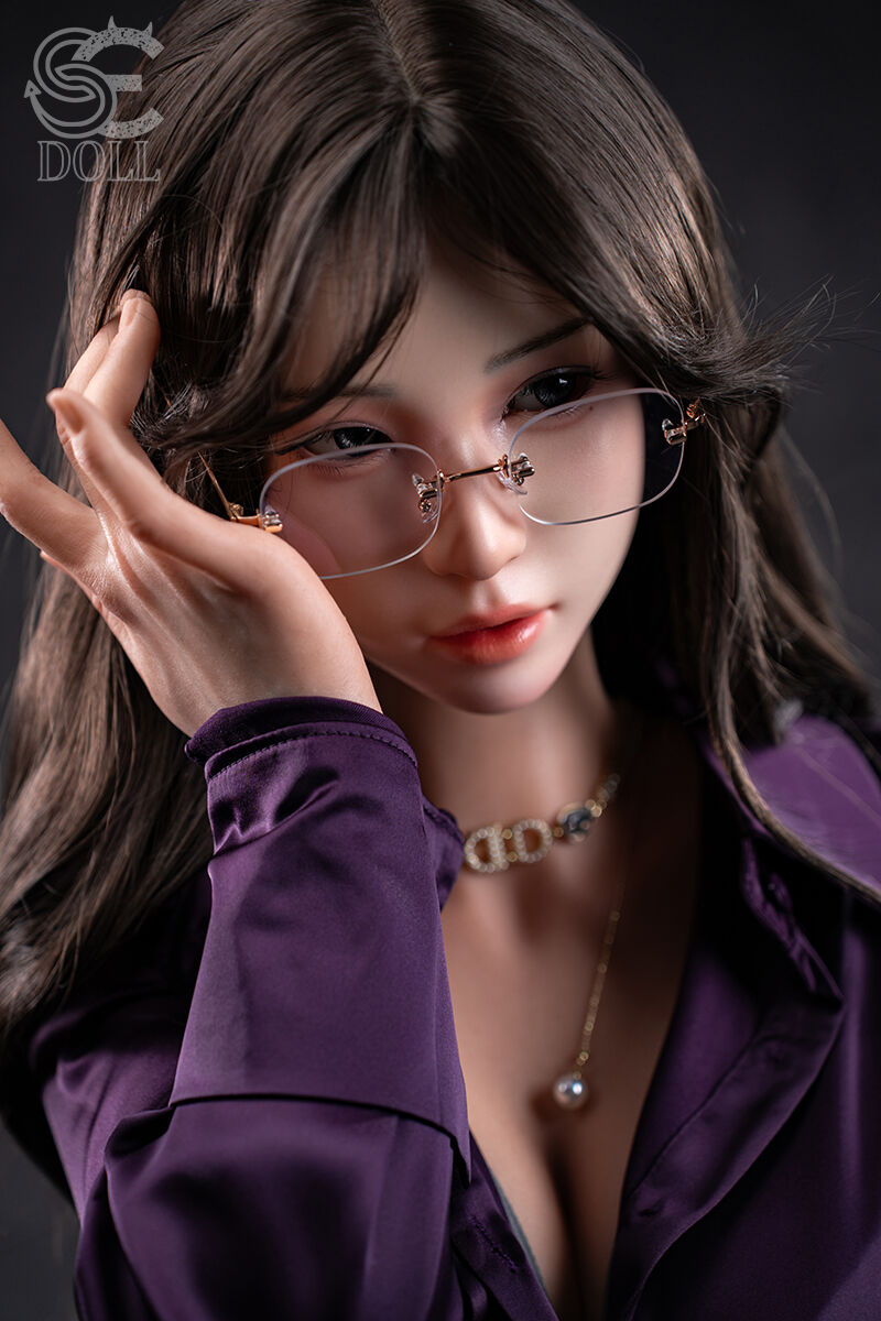 elegante Love Doll Elena mit natürlichem Gesichtsausdruck und eleganter Business-Optik