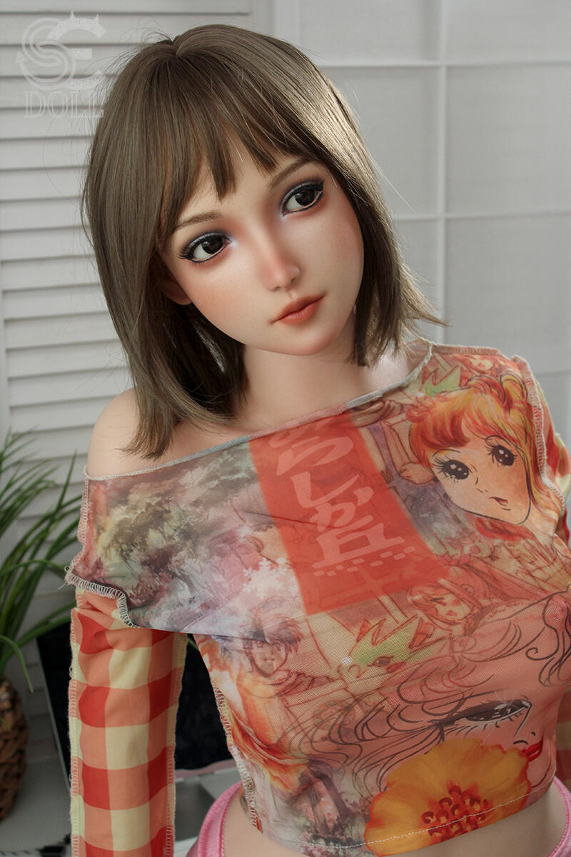 kurzhaarige Lovedoll Yelan mit natürlichem Make-up, braunem Haar und sanftem Gesichtsausdruck