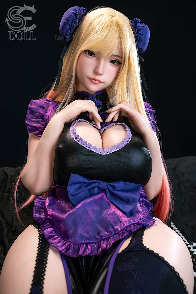 mollige sexpuppe Yuuki.M mit langen blonden Haaren im schwarzen Outfit mit violetten Details