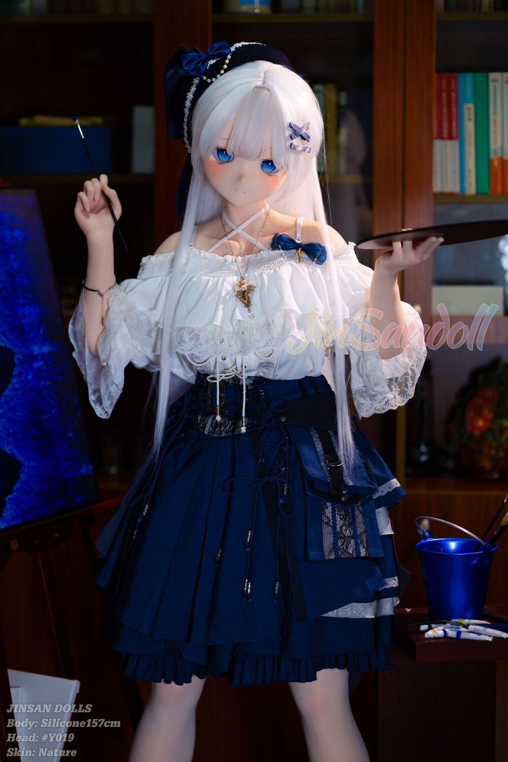 Anime Liebespuppe Airiya im eleganten blauen Kleid mit zarten Details