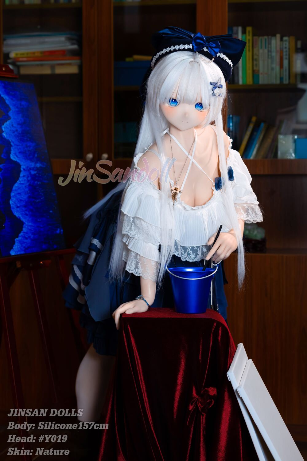 Fantasy sex doll Airiya sitzt am Tisch mit verträumtem Blick und weißem Haar