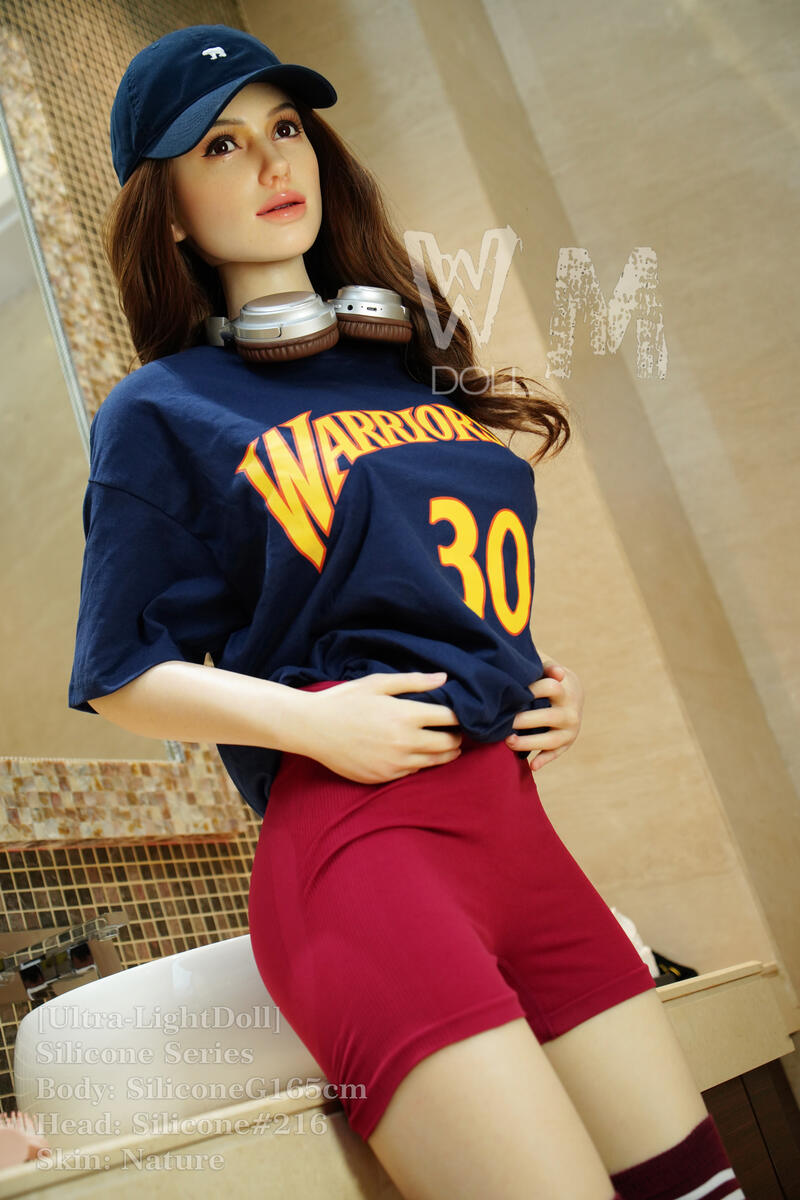 sex doll im lässigen Streetstyle Look mit roter Shorts und Basketball-Shirt