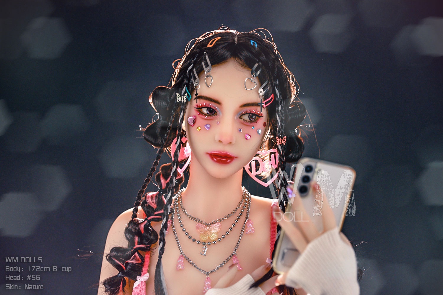 real doll Imogen beim Selfie mit dem Smartphone