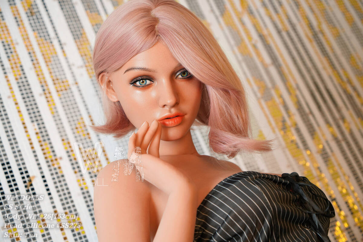 Porträt einer realistischen rosahaarigen S-TPE sexuelle doll mit goldenen Dekorelementen