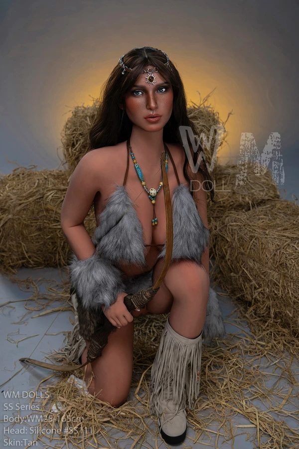 Kniende Fantasy-Figur in Fellkleidung, realistische Liebespuppe mit schlanker Silhouette