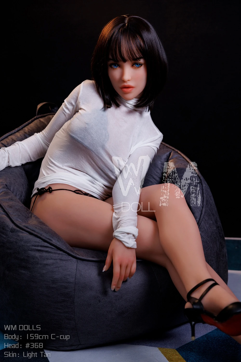 realdoll Saner in entspannter Sitzpose