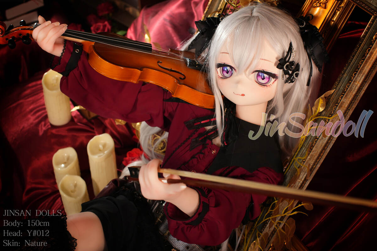Y012 mit Violine und detailreichem Gothic-Kostüm